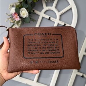 Coach F36658 Textured Brown Wristlet 🎀🎀🎀🥺